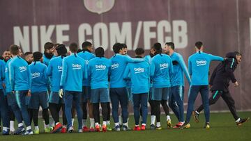 Valverde cumplía ayer 55 años y sus jugadores no le perdonaron el habitual ‘pasillo’ con el que se felicitan los aniversarios.