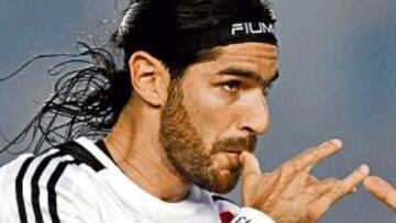 <b>GOLES. </b>Abreu celebra con un curioso gesto lo que esperan de él en San Sebastián, que vea puerta.