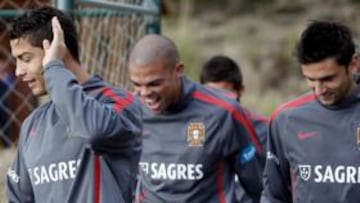 <b>LÍDER. </b>Cristiano buscó rebajar la tensión del choque bromeando con sus compañeros en la sesión de ayer.