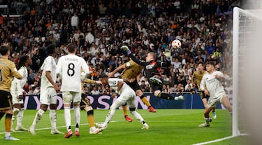 3-4. Falta que saca Sergio Gómez y remata Mikel Oyarzabal en el segundo palo para anotar el cuarto. Doblete del delantero txuri urdin. La Real Sociedad lleva el partido a la prórroga.