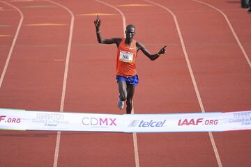 En la rama varonil, Kenia hizo el 1-2-3 conTitus Ekiru, Edwin Koech y Matthew Kipkoech Kisorio. Y en la femenil, Etiopía lo hizo con Etaferahu Woda Temesgen, Fantu Eticha Kimma y Tinbit Gidey Weldegebriel.