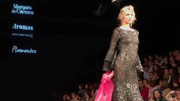 Carla Pereyra, la mujer del Cholo Simeone, desfilando en el Salón Internacional de Moda Flamenca.