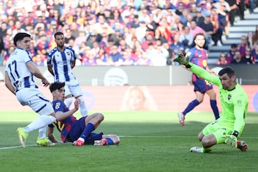 Cancelo amagó en el área para abrir a Eric, que puso un centro raso para la llegada de Marc Bernal.