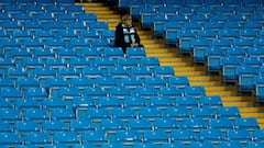 Una aficionada en la grada del Etihad Stadium minutos antes de comenzar el Manchester City-Lyon de Champions.