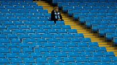 Una aficionada en la grada del Etihad Stadium minutos antes de comenzar el Manchester City-Lyon de Champions.