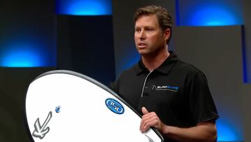 Dave Smith con su tabla de surf antitiburones en el programa Shark Tank Australia