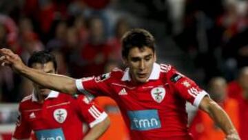 <b>EN ALZA. </b>Salvio controla un balón con el Benfica.