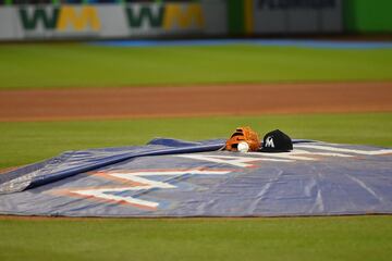 La gorra y el guante de Fernández junto a una pelota en el montículo del Marlins Park, en el cual le correspondía lanzar este lunes por la noche. 