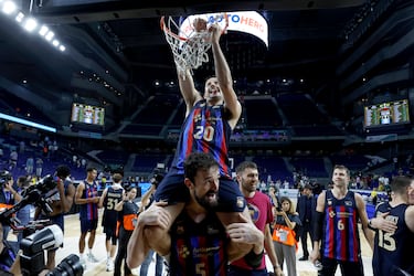 Laprovittola hace el tradicional corte de la red de la canasta.