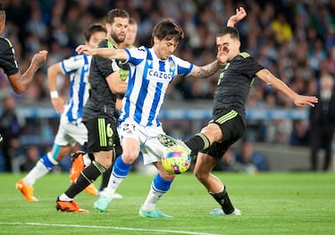 David Silva disputa el balón con Dani Ceballos. Nacho Fernández atento a la resolución de la jugada.