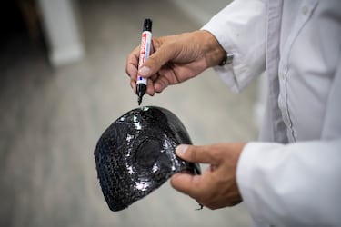 Una vez se tiene la fibra de carbono ya moldeada con la forma de la cara, toca modelar: se marcan con un rotulador las partes restantes, que serán eliminadas.