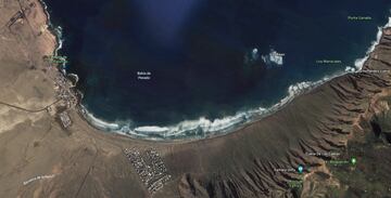 Una majestuosa playa de 6 kil¨®metros a las faldas del impresionante risco del mismo nombre es el sitio ideal para aprender a surfear en Lanzarote (Canarias).