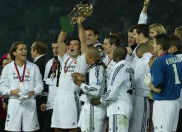 Figo alza el trofeo de la Copa Intercontinental de 2002 que consiguió el Real Madrid ante el Olimpia de Asunción.