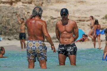 El entrenador del Atlético de Madrid se está tomando unos días de merecido descanso con su familia en las playas de las Islas Baleares.