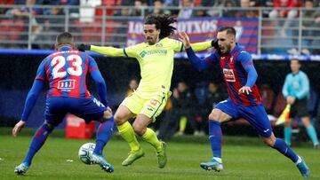 GRAF5420. EIBAR (GIPUZKOA), 08/12/2019.- El centrocampista del Getafe Marc Cucurella (c) con el balón ante los jugadores del Getafe Roberto Correa y Arbilla (i), durante el partido de la décima sexta jornada de Liga de Primera Divisió