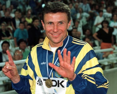 Serguei Bubka (Lugansk, Ucrania, 56 años) marcó una época y rompió todos los límites. Entre enero de 1984 y febrero de 1993 logró superar 35 veces la plusmarca mundial (17 al aire libre y 18 bajo techo). Centímetro a centímetro, pasó de los 5,85 metros a los 6,14. Ahora, es miembro del Comité Olímpico Internacional y aspiró a presidir World Athletics, la Federación Internacional. Con los Juegos Olímpicos tuvo malas experiencias, salvo el oro de Seúl 1988. A Los Ángeles 1984 no acudió por el boicot de la URSS. En Barcelona falló sus tres intentos, en Atlanta se lesionó y en Sídney fue eliminado también.