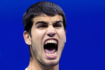 Carlos Alcaraz llega a las primeras semifinales de Grand Slam de su carrera, tras vencer en un histórico partido de cuartos frente a Jannik Sinner. El partido ha acabado 6-3, 6-7(7), 6-7(0), 7-5, 6-3.