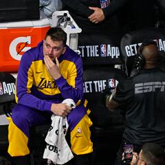 Doncic tiene juego descomunal y aficionados de Mavericks exigen renuncia de Nico Harrison