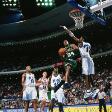 Paul Pierce vuela contra McGrady.