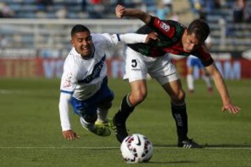 Fútbol, Universidad Católica v Palestino.
Décima fecha, campeonato de Apertura 2015.
El jugador de Universidad Católica, Jeisson Vargas, izquierda, disputa el balón con Agustin Farias de Palestino durante el partido de primera división en el estadio San C