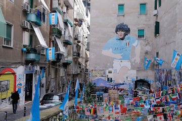 Mural de Diego Armando Maradona en la llamada "plaza Maradona" en el distrito Quartieri Spagnoli de Nápoles,  Italia.