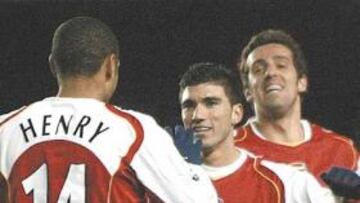 <b>UN FRANCÉS, UN ESPAÑOL Y UN BRASILEÑO. </b>Henry, Reyes y Edu celebran uno de los goles ante el Crystal Palace.
