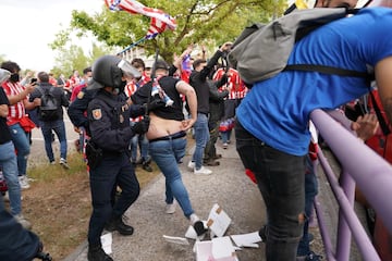 Los jugadores del Atlético de Madrid salen al exterior de Zorrilla para celebrar el título de Liga con los seguidores que se habían desplazado 