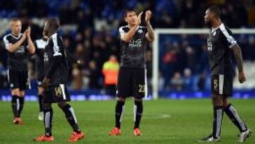 Leicester City&#039;s Argentinian striker Leonardo Ulloa (2nd R) celebrates on the pitch after the English Premier League football match between Everton and Leicester City at Goodison Park in Liverpool, north west England on December 19, 2015. Leicester w