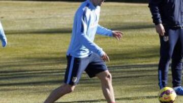 PRIMER DÍA. Cani toca un balón en su primer entrenamiento bajo la mirada de Arda.