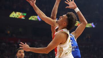 BELGRADE (Serbia), 17/10/2025.- Crvena Zvezda's Jordan Nwora (L) in action against Real Madrid's Walter Tavares (R) during the Euroleague basketball match between Crvena Zvezda and Real Madrid in Belgrade, Serbia, 17 October 2025. (Baloncesto, Euroliga, Jordania, Belgrado) EFE/EPA/ANDREJ CUKIC