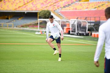 El equipo de Reinaldo Rueda realizó su última práctica en la capital colombiana en el estadio El Campín. Viajarán a Montevideo este martes 5 de octubre y allí continuarán con su preparación para enfrentar a la Selección de Uruguay este jueves 7 de octubre. 