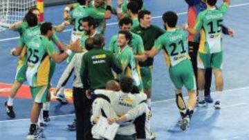La selección brasileña celebra su clasificación para los octavos del Mundial de balonmano.