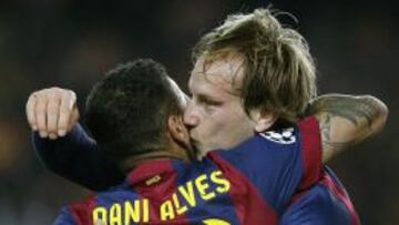 El centrocampista croata del FC Barcelona, Ivan Rakitic, celebra con su compañero Dani Alves.