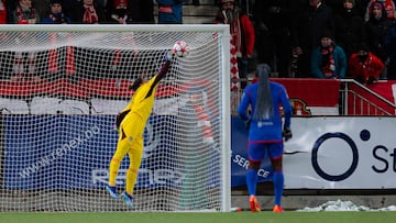 Tiane Endler hizo la atajada del año: ¡los hinchas rivales festejaban el gol!