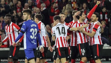 GRAF098. BILBAO (ESPAÑA), 07/01/2018.- Los jugadores del Athletic de Bilbao Iñaki Williams (i), y Markel Susaeta (c), celebran su primer gol, conseguido por Xavier Etxeita ante el Alavés, partido correspondiente a la 18ª jornada