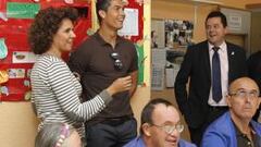 Guapo, rico, famoso...y también cariñoso