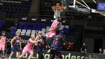 Brandon Davies, p&iacute;vot del Bar&ccedil;a, realiza un mate durante la semifinal de la Supercopa Endesa 2020 ante el Baskonia.