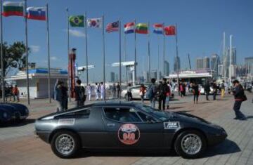 Maserati Merak Coches clásicos estacionados en el lugar de vela olímpica en la ciudad costera china de Qingdao durante un descanso tras finalizar un rally de autos clásicos.