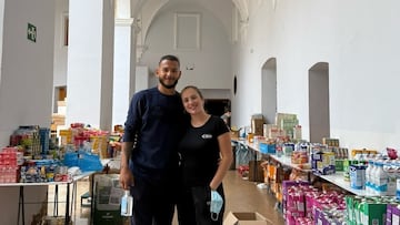 Luis Javier Suárez y su mujer Carolina, con el material recogido.