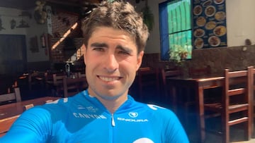 Mikel Landa posa con el maillot del Movistar durante un entrenamiento en las Islas Canarias.