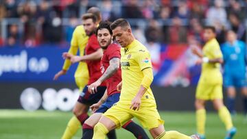 PAMPLONA, SPAIN - MARCH 05: Juan Cruz of CA Osasuna duels for the ball with Giovani Lo Celso of Villarreal CF during the LaLiga Santander match between CA Osasuna and Villarreal CF at Estadio El Sadar on March 05, 2022 in Pamplona, Spain. (Photo by Juan M