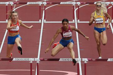 Sydney Mclaughlin, Tkachuk y Bol durante la final de 400m vallas