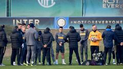 Inter Milan&#039;s Argentinian forward Lautaro Martinez (C) and teammmates attend a training session on December 9, 2019 in Appiano Gentile, on the eve of the UEFA Champions League Group F football match Inter Milan vs Barcelona.