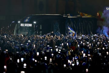 Impresionante recibimiento de la aficin Txuri-urdin a su equipo antes de enfrentarse al Real Madrid en Copa.