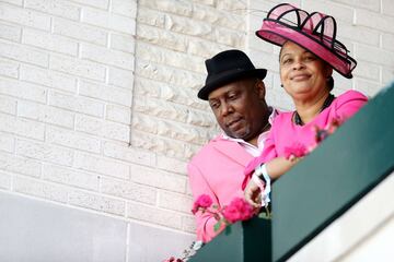  Aficionados a la hípica en el Churchill Downs de Kentucky durante la Kentucky Oaks.