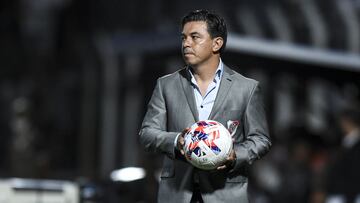 VICENTE LOPEZ, ARGENTINA - NOVEMBER 21:  Marcelo Gallardo coach of River Plate controls the ball during a match between Platense and River Plate as part of Torneo Liga Profesional 2021 at Estadio Ciudad de Vicente Lopez on November 20, 2021 in Vicente Lopez, Argentina. (Photo by Marcelo Endelli/Getty Images)