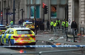 Un vehculo arremete contra aficionados del conjunto Red en el centro de la ciudad de Liverpool en la celebracin del ttulo de liga.