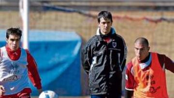 <b>CONCENTRADOS.</b> Pacheta, en la foto con Dimas y Aranda, que apuntan a ser titulares hoy.