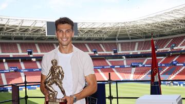 Lucas Torró posa en El Sadar con el trofeo recibido.