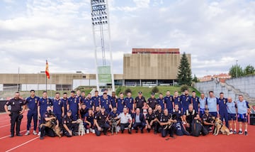 La Selección Española de Fútbol y la Unidad de Guías Caninos de la Policía Nacional.